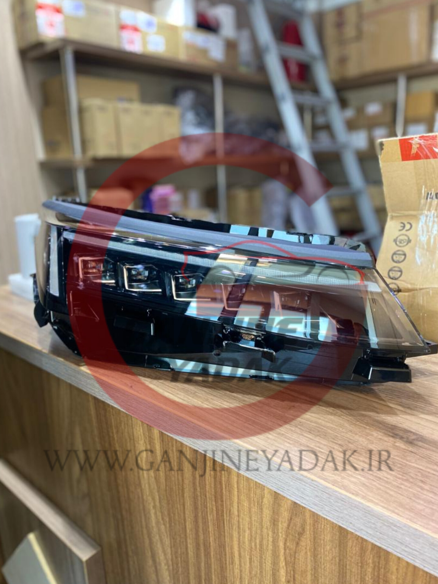 چراغ جلو راست کی‌ام‌سی جی ۷ شرکتی اصلی